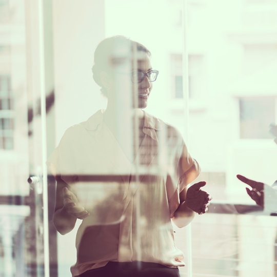 Personen die miteinander reden.