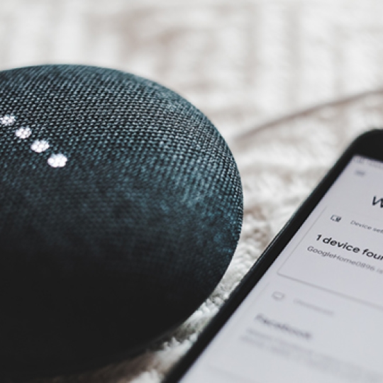 Handy und Smart-Home-Gerät.