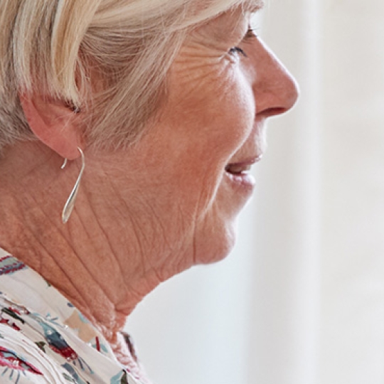 Jemand hört Musik oder Nachrichten im Radio.