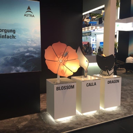 Eine Ausstellung von Satellitenschüsseln.