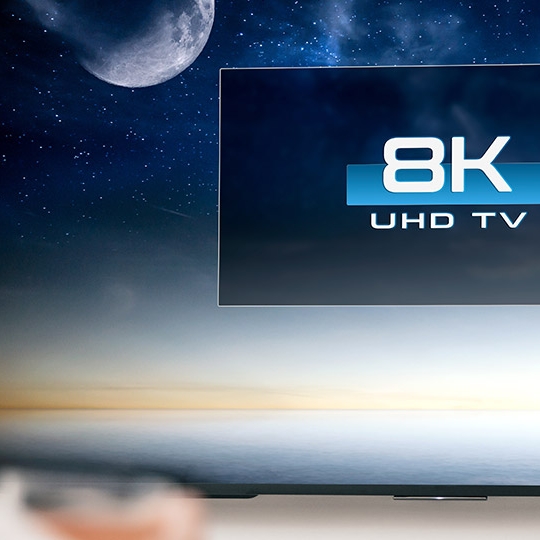 Der Text „8K UHD TV“ wird auf einem Fernseher angezeigt.