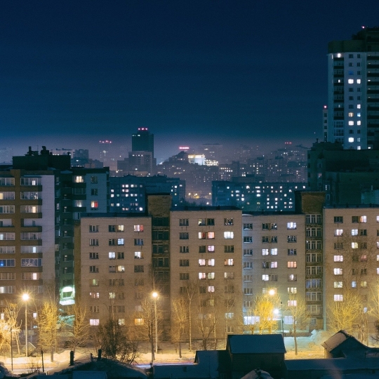 Eine Skyline bei Nacht.