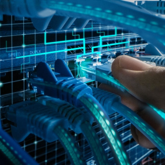 Ein Kabel, das angeschlossen wird.