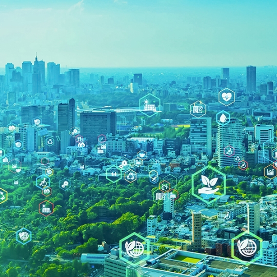 Eine Stadt mit nachhaltigkeitsbezogenen Symbolen.