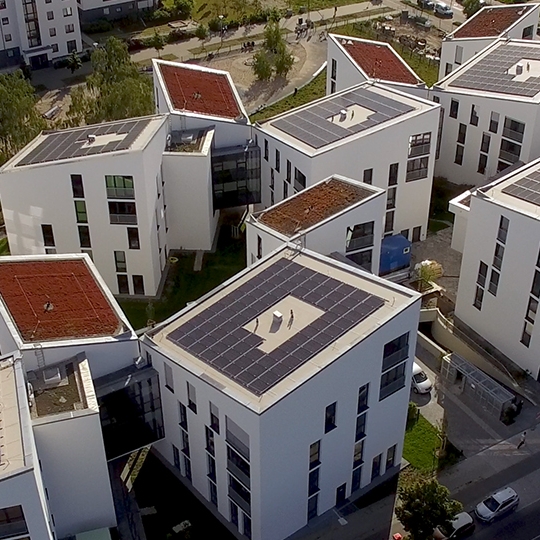 Wohnhäuser mit Solaranlagen auf dem Dach.
