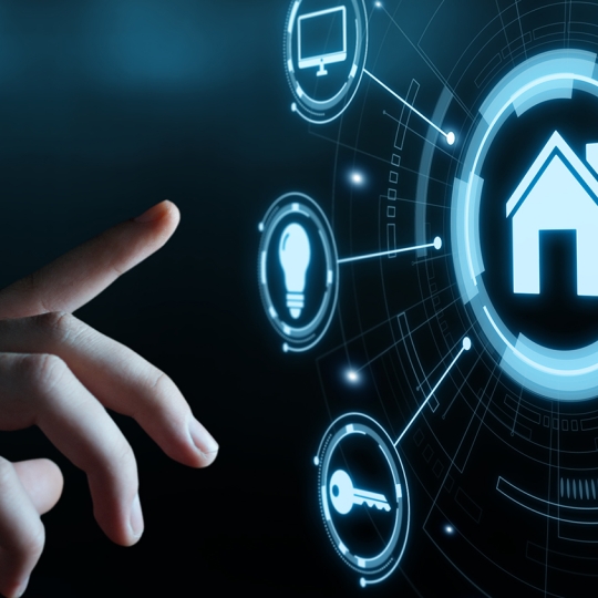 Jemand bedient ein holografisches Bedienfeld.