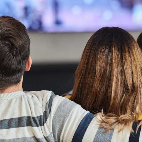 Eine Familie beim Fernsehen.