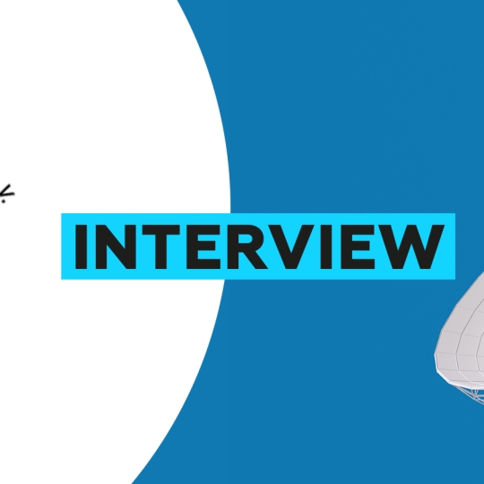 Logo von SAT, das Wort ‚Interview‘ und ein Satellit im Bild.