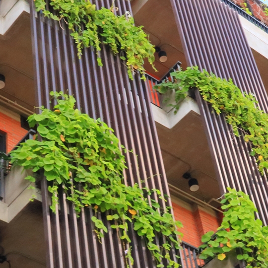 Ein Wohngebäude mit Balkonen.