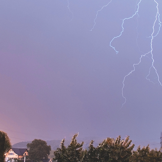 Ein Blitz schlägt ein.