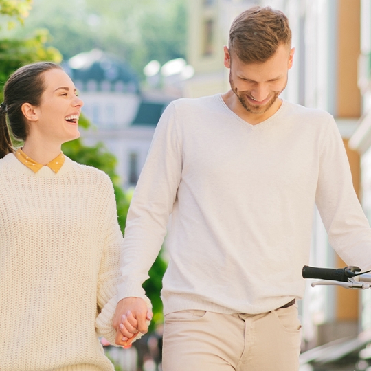 Ein Paar geht Hand in Hand.