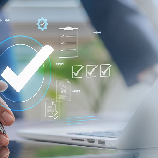 Tablet mit schwebender, holografischer Checkliste.