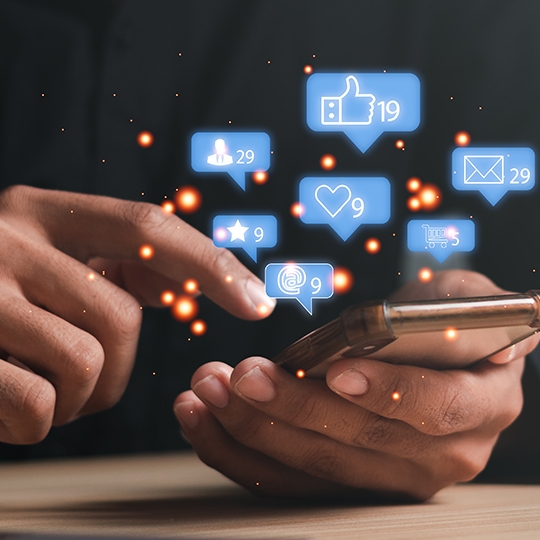 Smartphone mit schwebenden likes, Kommentaren usw.