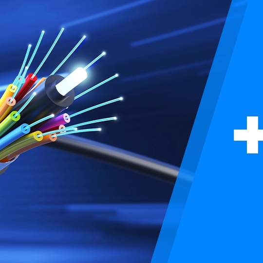 Satellit und Glasfaser abgebildet.