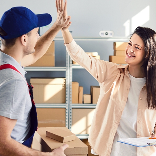 Zwei Personen geben sich ein High-Five.