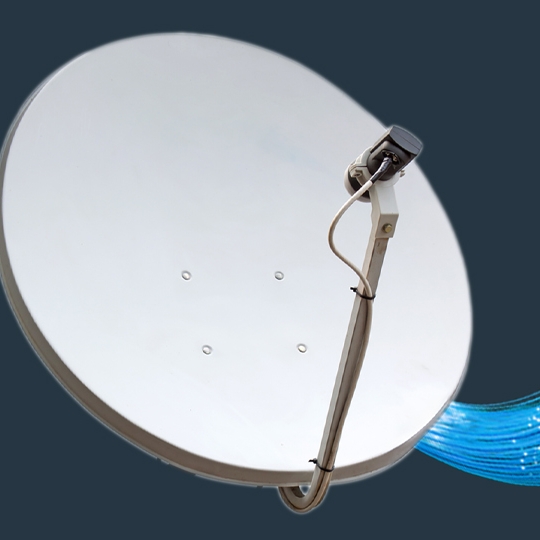 Satellitenschüssel in Kombination mit einem Koax Kabel und Glasfaser