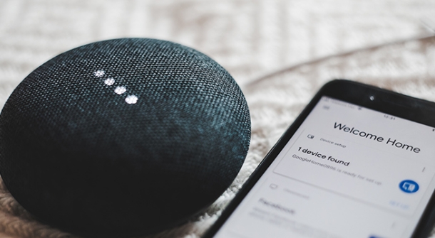 Handy und Smart-Home-Gerät.
