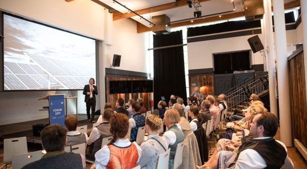 Personen bei einer Konferenz.