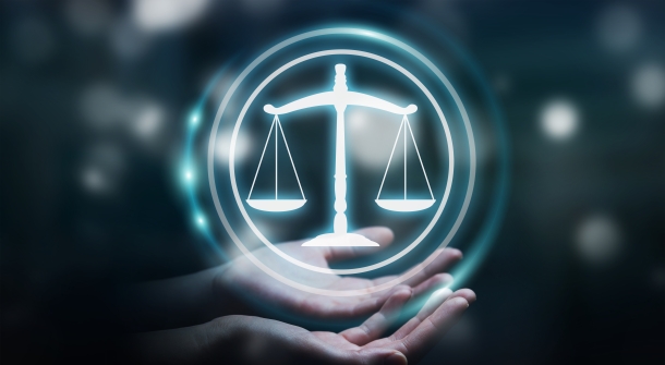 Eine holografische Waage über einer Hand.