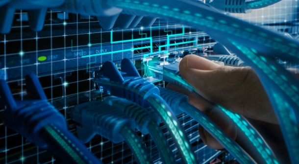 Ein Kabel, das angeschlossen wird.