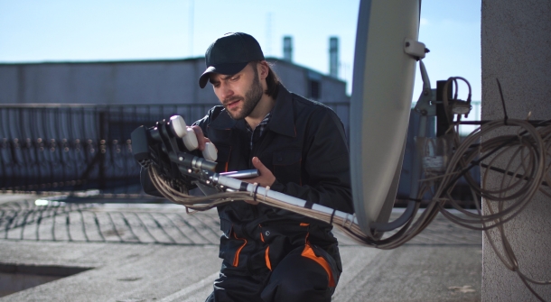 Eine Satellitenschüssel, die gewartet wird.